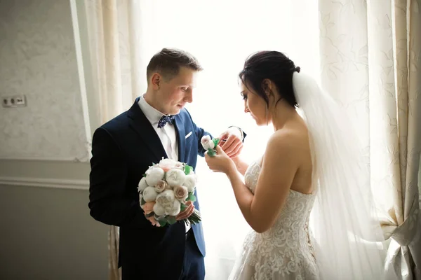 Close up of a nice young wedding couple — Stock Photo, Image