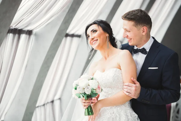 Close up of a nice young wedding couple — Stock Photo, Image