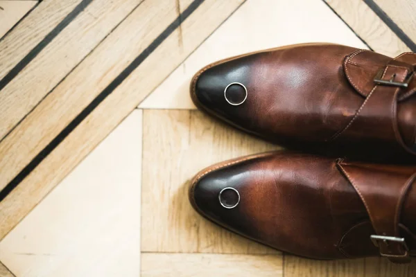 Conjunto de zapatos de moda de hombre con dos anillos de boda dorados — Foto de Stock