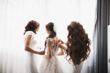 Gelinlikteki nedimelerin elleri. Düğün konseptinde mutlu evlilik ve gelinler.