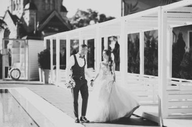 Düğün günü el ele tutuşan çift, damat ve gelin.