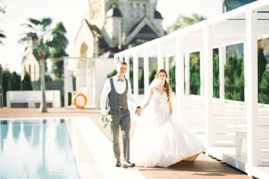 Düğün günü el ele tutuşan çift, damat ve gelin.