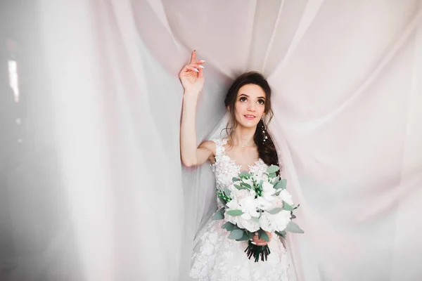 Luxury wedding bride, girl posing and smiling with bouquet — Stock Photo, Image