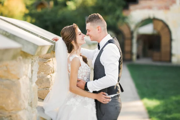 Superbe couple heureux debout près de l'autre et regardant dans les yeux — Photo