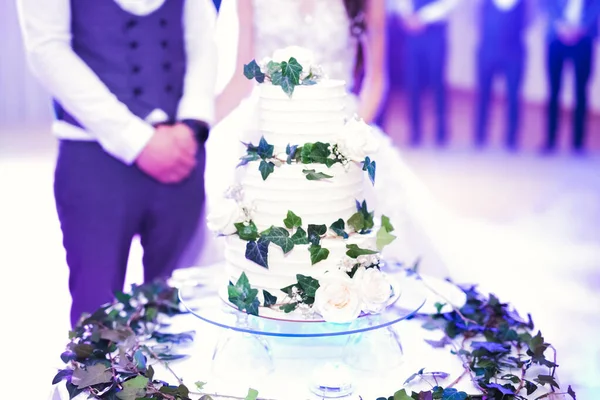Pastel de boda decorado de lujo en la mesa — Foto de Stock