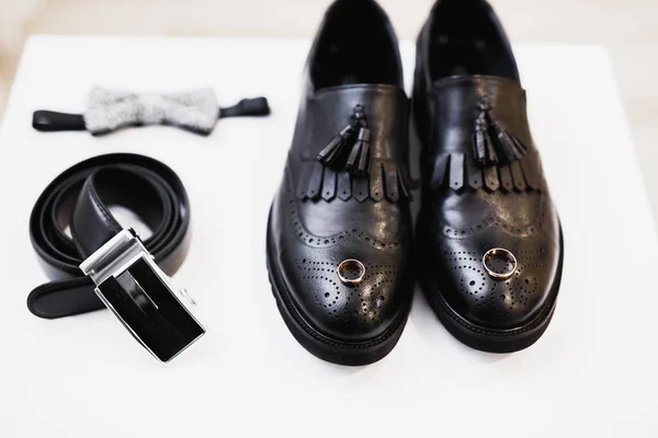 Mens accessories with luxury shoes. Top view — Stock Photo, Image