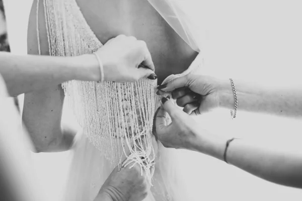 Руки подружок на весільній сукні. Щасливий шлюб і наречена в день весілля концепція — стокове фото