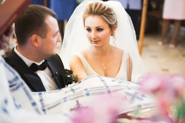 Casamento casal bide e noivo se casar em uma igreja — Fotografia de Stock