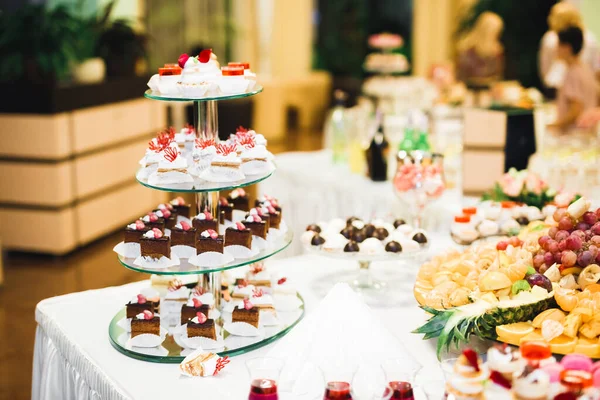 Délicieuse réception de mariage barre de bonbons table de dessert — Photo