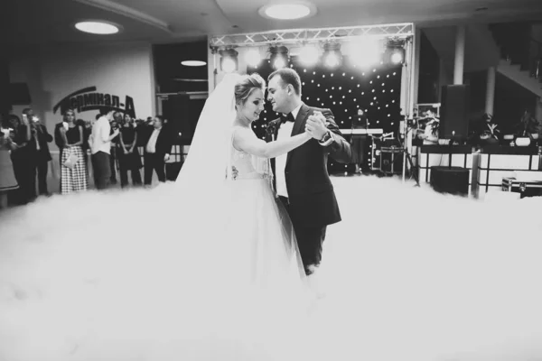 Красивая свадебная пара только что вышла замуж и танцует свой первый танец — стоковое фото