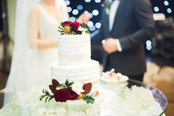 Роскошный свадебный торт на столе — стоковое фото