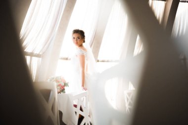 Zarif beyaz elbiseler içinde güzel bir gelin