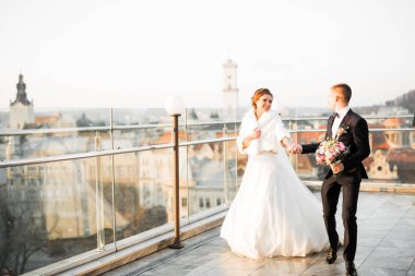 Düğün günü el ele tutuşan çift, damat ve gelin.