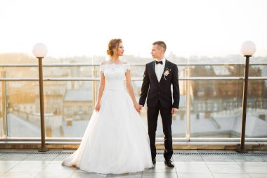 Düğün günü el ele tutuşan çift, damat ve gelin.