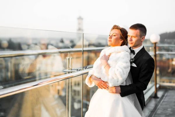 Moment de mariage romantique, couple de jeunes mariés souriant portrait, mariée et marié câlin — Photo