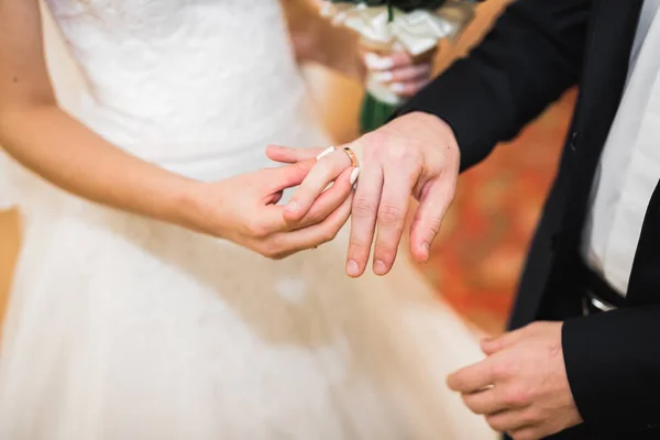 Menyasszony és vőlegény jegygyűrűt cserélnek. Stílusos pár hivatalos ceremónia — Stock Fotó