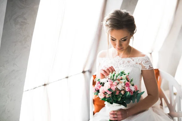 Retrato de una hermosa novia de moda, dulce y sensual. Maquillaje de boda y cabello —  Fotos de Stock