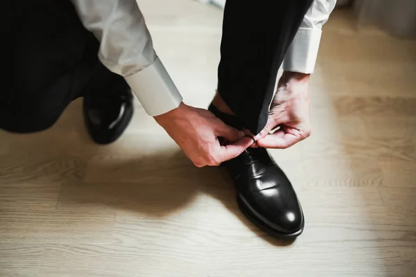 Homem bonito, noivo posando e se preparando para o casamento — Fotografia de Stock