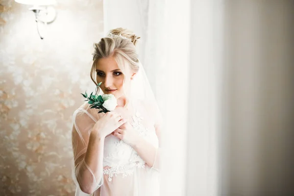 Mempelai wanita dengan gaun putih berpose saat mempersiapkan upacara pernikahan — Stok Foto