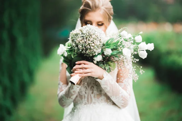 Retrato de belleza de la novia con vestido de novia de moda con plumas con maquillaje y peinado de lujo deleite — Foto de Stock