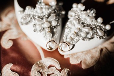 Alyansları ve düğün ayakkabılarıyla çok güzel bir resim.