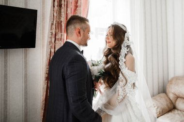 Genç ve güzel bir çiftin yakın çekimi.