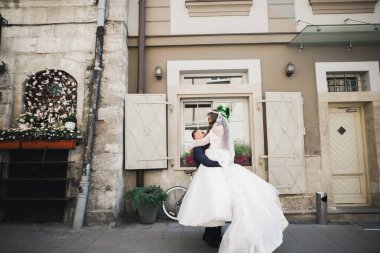 Romantik düğün anı, yeni evli çiftin gülümseyen portresi, gelin ve damadın kucaklaşması
