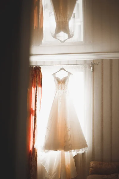 The perfect wedding dress in the room of the bride — Stock Photo, Image