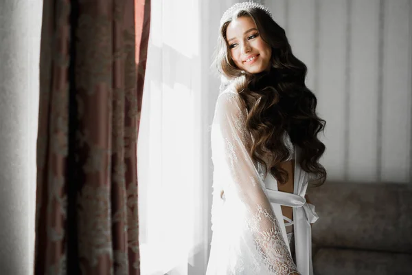 Belle mariée portant une robe de mariée de mode avec des plumes avec luxe délice maquillage et coiffure, studio séance photo d'intérieur — Photo