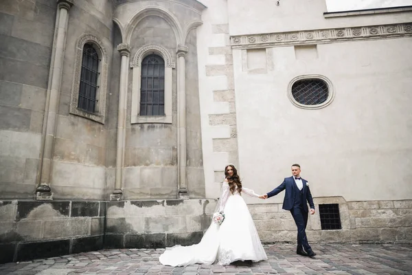 Düğün günü el ele tutuşan çift, damat ve gelin. — Stok fotoğraf