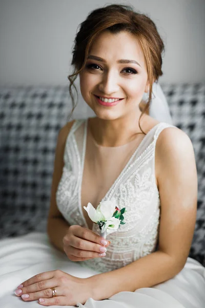 Mariée tenant grand et beau bouquet de mariage avec des fleurs — Photo