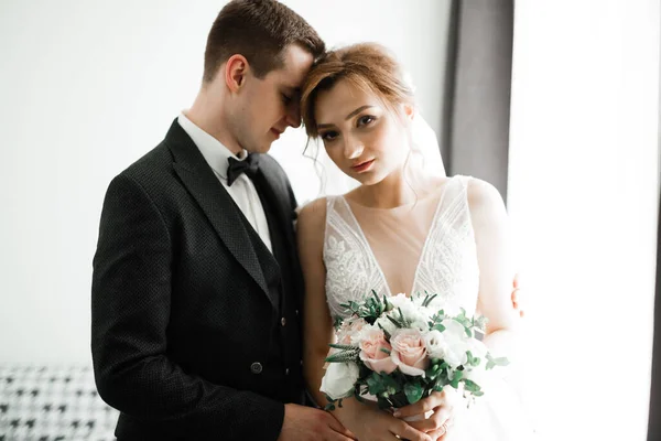 Moment de mariage romantique, couple de jeunes mariés souriant portrait, mariée et marié câlin — Photo