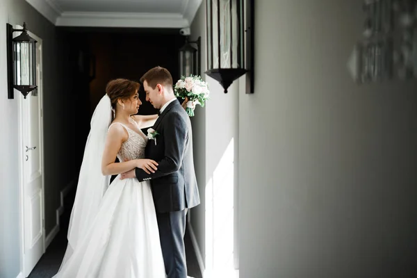 Casamento romântico momento, casal de recém-casados sorrindo retrato, noiva e noivo abraçando — Fotografia de Stock