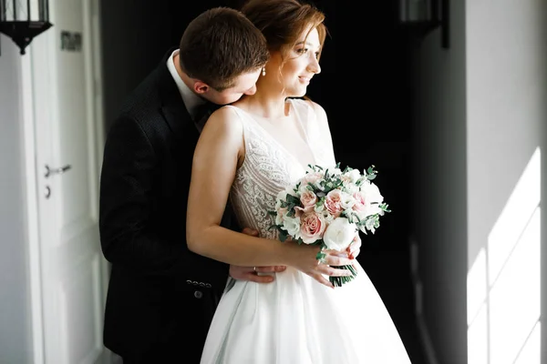 Moment de mariage romantique, couple de jeunes mariés souriant portrait, mariée et marié câlin — Photo