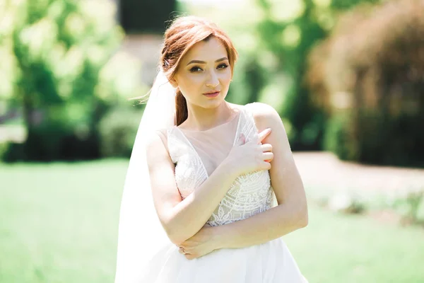 Bella sposa posa in abito da sposa all'aperto — Foto Stock