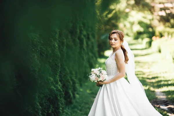 Novia de boda de lujo, niña posando y sonriendo con ramo — Foto de Stock