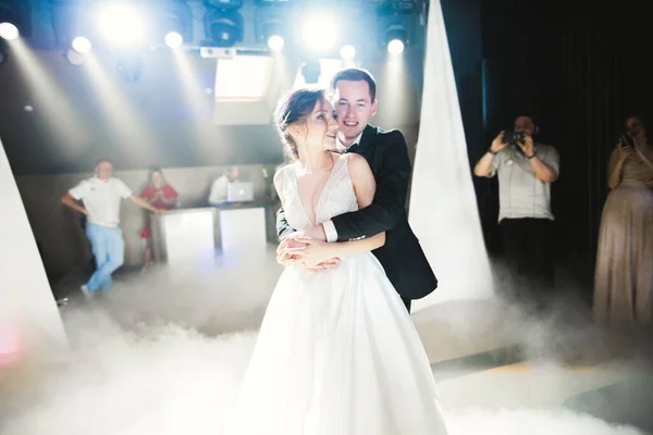 Primeira dança de casamento de casal recém-casado em restaurante — Fotografia de Stock