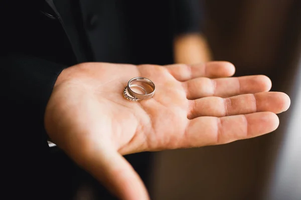 Vacker man, brudgum med två vigselringar — Stockfoto