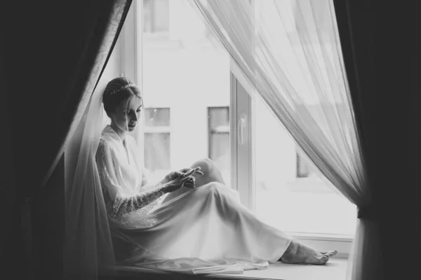 Luxusbraut im weißen Kleid posiert während der Vorbereitungen für die Hochzeitszeremonie — Stockfoto