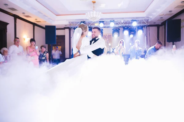 Happy beautiful newlyweds dancing in the restaurant — Stock Photo, Image