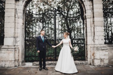 Gelin ve damat el ele tutuşuyor.