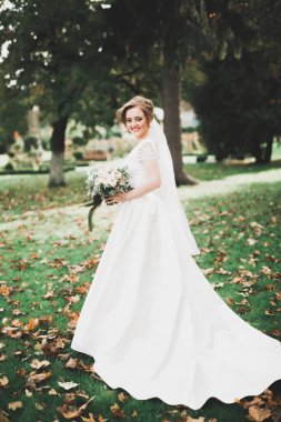 Zarif beyaz elbiseler içinde güzel bir gelin