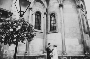 Öpüşen düğün çifti güzel manzarada kalıyor.