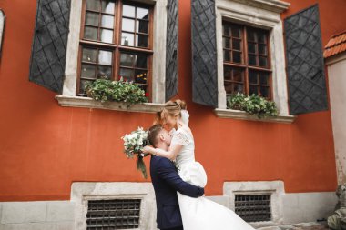 Mükemmel bir çift gelin ve damat düğün günlerinde poz verip öpüşürler.