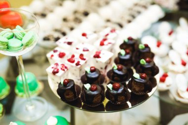 Düğün şekeri büfesinde lezzetli tatlılar, tatlılar, kekler.