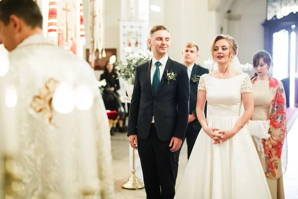 Bruidspaar wacht en bruidegom trouwen in een kerk — Stockfoto