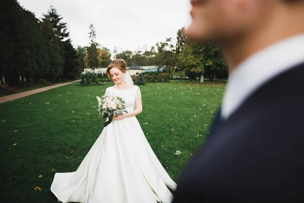 若い結婚式のカップルの官能的な肖像画。屋外 — ストック写真