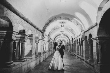 Romantik düğün anı, gülümseyen portre, dans eden gelin ve damat.