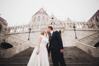 Öpüşen düğün çifti güzel manzarada kalıyor.