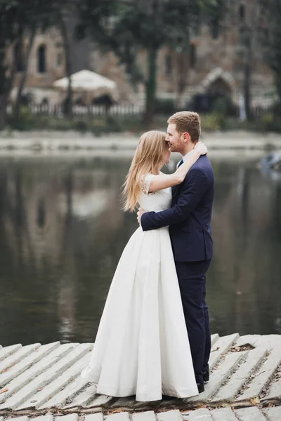 Sinnliches Porträt eines jungen Hochzeitspaares. Draußen — Stockfoto